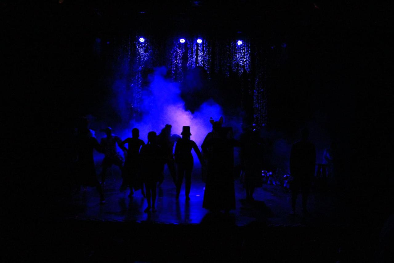 Cena teatral iluminada em azul